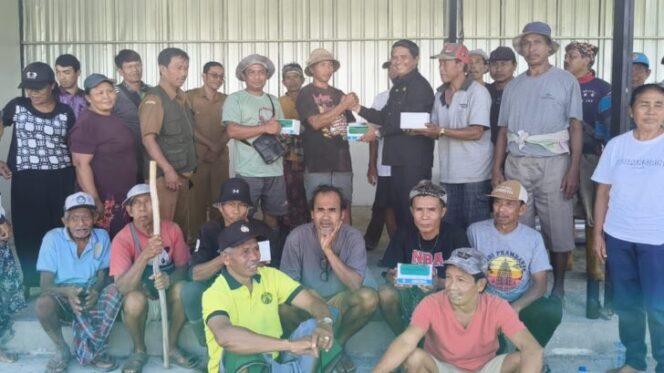 
					<em>Petani Subak Patas, Desa Kenderan, Kecamatan Tegallalang menerima arahan dari Dinas Pertanian Kabupaten Gianyar dan selanjutnya menerima racun tikus Senin (5/5).</em>