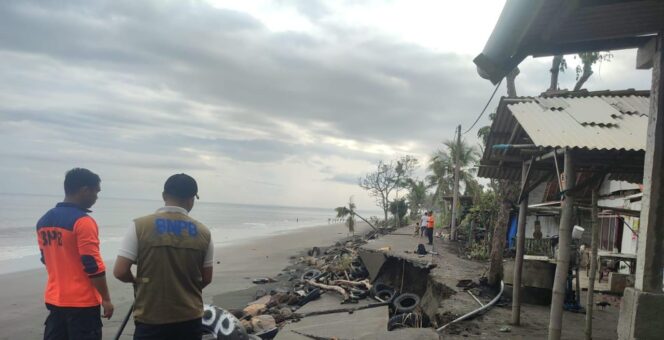 
					<em>Akses jalan sepanjang 16 meter di Banjar Pebuahan, Desa Banyubiru, Jembrana, terputus akibat abrasi parah yang terjadi sejak awal Mei 2025 dan mencapai puncaknya pada 12 Mei 2025. Tampak warga dan petugas BPBD melakukan peninjauan lokasi.</em>
