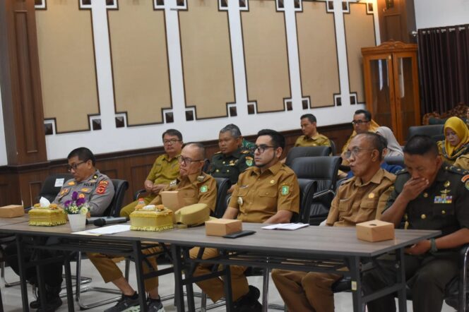 
					Wali Kota Sukabumi, H. Ayep Zaki, mengikuti rapat koordinasi pengendalian inflasi secara daring.