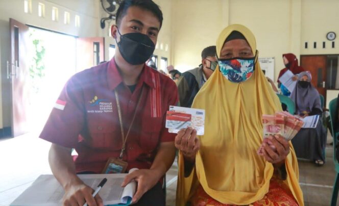 
					<em>Warga Desa Mekarjaya, Cianjur, menerima Bantuan Langsung Tunai (BLT) Dana Desa tahap kedua.</em>