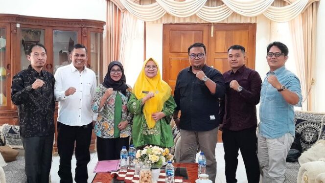 
					Komitmen Kuat BAKTI Taskin Hadirkan Perubahan Nyata di Agam, Senin (05/05/2025) di Rumah Dinas Bupati Agam, Belakang Balik Bukittinggi. (Foto Dok.: Ferry Irawan) 