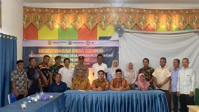 
					Suasana Musyawarah Desa Khusus (Musdesus) pembentukan Koperasi Merah Putih Syariah di Gampong Peunyeurat, Banda Aceh, Rabu (28/5).)