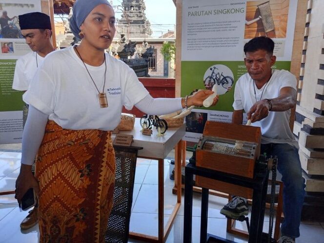 
					Suasana Pameran Tradisi Temu Teknologi di Wantilan Desa Adat Serangan, Denpasar, Bali, Minggu (18/5/2025). Tampak salah satu inovator menjelaskan prototipe teknologi tradisionalnya kepada pengunjung.