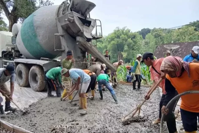 
					Warga Desa Plantungan bahu membahu melakukan pengecoran jalan kabupaten yang telah lama rusak, menunjukkan semangat gotong royong yang tinggi.