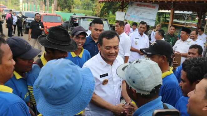 
					Gubernur Jawa Tengah, Ahmad Luthfi, langsung meninjau Tempat Pengolahan Sampah Terpadu (TPST) di Desa Penggarit, Kecamatan Taman, Kabupaten Pemalang pada Rabu, 28 Mei 2025.