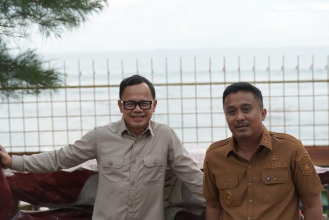 
					<em>Wakil Gubernur Sumatera Barat, Vasko Ruseimy, berinteraksi dengan para pejabat tinggi negara yang berkunjung.</em>