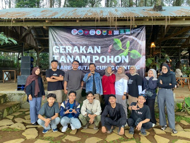 
					Mahasiswa Batang Lestarikan Curug Genting, Tanam Ratusan Pohon!