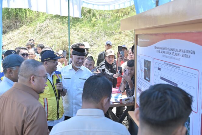
					<em> Menteri PU, Dody Hanggodo, didampingi Gubernur Mahyeldi, meninjau langsung kondisi jalan dan jembatan sementara di Aie Dingin, Solok.</em>