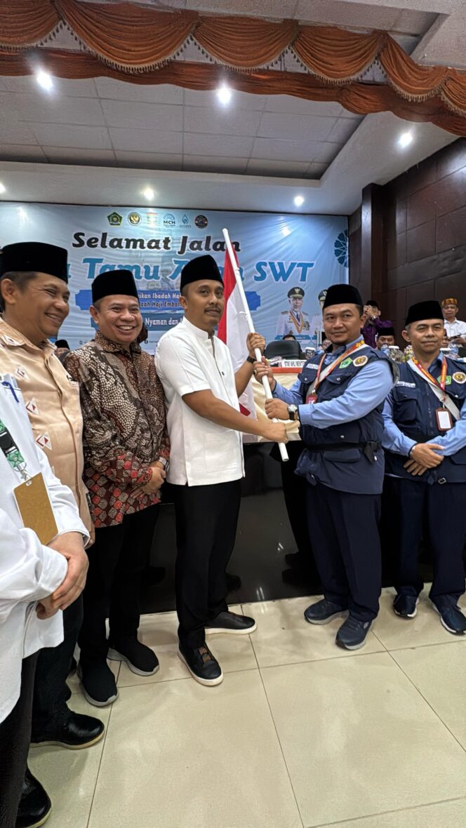 
					<em>Wakil Gubernur Sumatera Barat, Vasko Ruseimy, melambaikan tangan saat melepas rombongan pertama jemaah haji Kloter I Embarkasi Padang.</em>