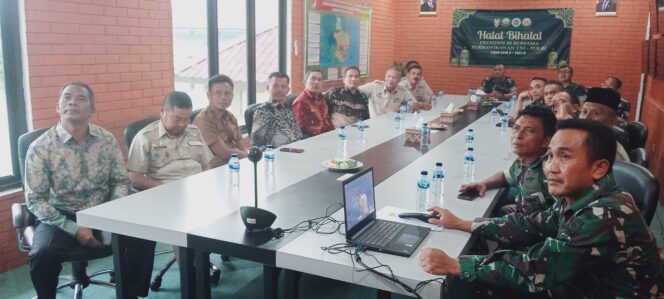 
					<em>Purnawirawan TNI dan Polri mengikuti acara Halal Bihalal </em>bersama Presiden RI secara virtual di Ruang Rapat Lt.2 Makodim 0509/Kab. Bekasi, Cikarang Pusat, Selasa (6/5/2025). Presiden Prabowo Subianto menyampaikan pesan kebangsaan tentang jiwa prajurit dan dedikasi untuk negara.