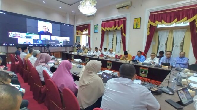 
					<em>Gubernur Sumatera Barat menjelaskan bagaimana kebijakan pemerintah provinsi dalam mendukung Bank Nagari Syariah berkontribusi besar terhadap pertumbuhan sektor keuangan syariah di Sumatera Barat.</em>