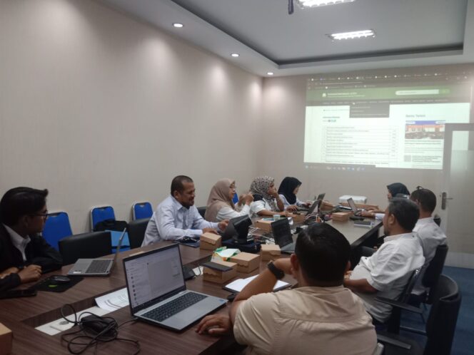 
					<em>Suasana kegiatan pemutakhiran data website dan pembaruan informasi publik bagi Website Satuan Kerja Perangkat Aceh (SKPA) di ruang rapat Pejabat Pengelola Informasi dan Dokumentasi (PPID) Utama Dinas Komunikasi, Informasi dan Persandian (Diskominsa) Aceh, Banda Aceh, Rabu (14/5/2025). Kegiatan ini bertujuan meningkatkan kualitas layanan informasi publik.</em>