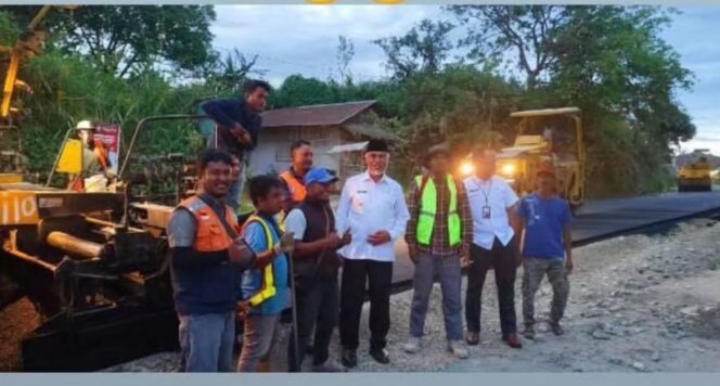 
					<em>Gubernur Sumatera Barat, Mahyeldi Ansharullah, meninjau langsung proses perbaikan ruas jalan Manggopoh - Padang Lua di Pakan Sinayan, Kabupaten Agam, Rabu (14/5/2025). Perbaikan tahap awal fokus pada 2,2 kilometer jalan yang mengalami kerusakan terparah.</em>