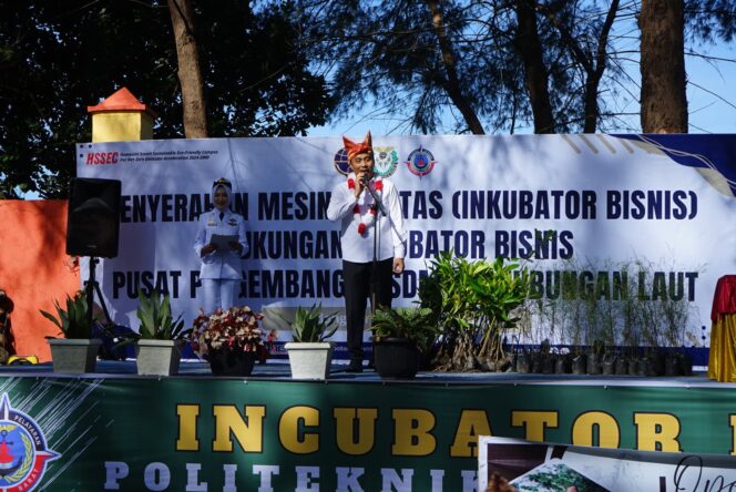 
					Wakil Gubernur Sumatera Barat, Vasko Ruseimy, mengamati bibit mangrove yang diserahkan oleh taruna-taruni Politeknik Pelayaran (Poltekpel) Sumbar dalam acara wisuda sekaligus penyerahan inovasi lingkungan di Katapiang, Padang Pariaman, Kamis (15/5/2025).