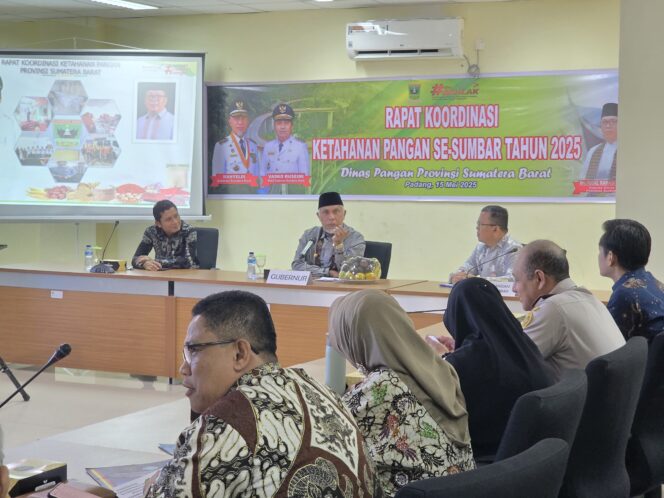 
					<em>Gubernur Sumatera Barat, Mahyeldi, memberikan arahan dalam Rapat Koordinasi Ketahanan Pangan se-Sumatera Barat di Padang, Kamis (15/5/2025), menekankan pentingnya kerja nyata dan sinergi seluruh pihak.</em>