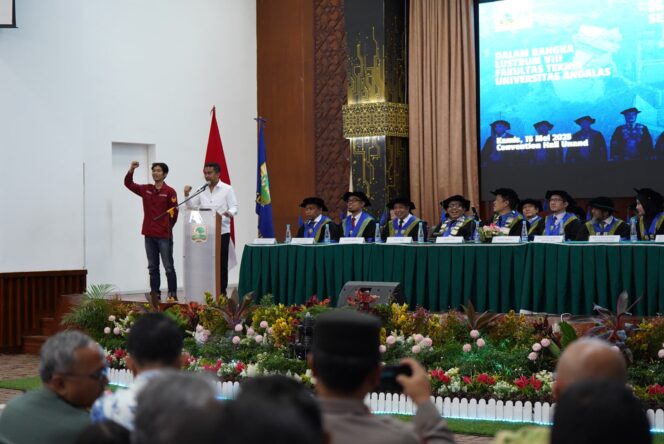 
					Wakil Gubernur Sumatera Barat, Vasko Ruseimy, menyampaikan sambutan dan menekankan pentingnya penerapan riset akademik untuk kemajuan daerah saat menghadiri perayaan Lustrum VIII Fakultas Teknik Universitas Andalas, Kamis (15/5/2025).