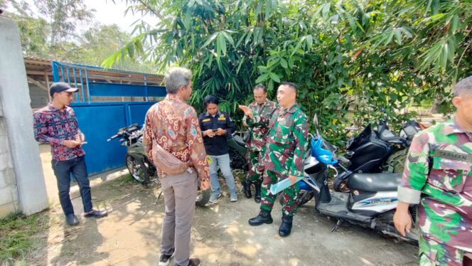 
					Kapten Inf Rio Sitompul (Pasi Wanwil Korem 051/Wijayakarta) bersama jajaran dan perangkat desa meninjau Kampung Pancasila di Kampung Teko Tengah, Desa Kertajaya, Pebayuran, Bekasi, Kamis (15/5/2025), sebagai wujud komitmen TNI dalam memperkuat nilai-nilai Pancasila di masyarakat.