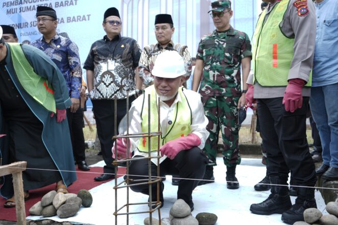 
					Gubernur Sumatera Barat, Mahyeldi Ansharullah (tengah), melakukan peletakan batu pertama pembangunan Kantor MUI Sumbar di Kompleks Masjid Raya Syekh Ahmad Khatib Al-Minangkabawi Sumbar, Jumat (16/05/2025), sebagai bagian dari pemusatan implementasi Falsafah ABS-SBK.