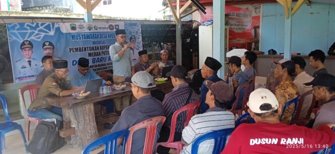 
					Suasana Musyawarah Desa Khusus (Musdesus) pembentukan Koperasi Desa Merah Putih di Balai Desa Baru Ranji, Lampung Selatan, Jumat (16/05/2025). Musyawarah ini dihadiri oleh kepala desa, BPD, tokoh masyarakat, dan calon pengurus koperasi.