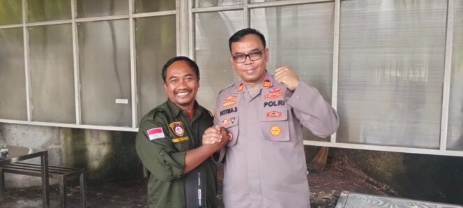
					Ketua DPC Akpersi Kabupaten Bekasi, Ahmad Syarifudin, menyampaikan ucapan selamat ulang tahun kepada Kapolsek Serang Baru, AKP Hotma Sitompul, di Bekasi, Senin (19/5/2025), sebagai bentuk apresiasi atas kepemimpinan beliau yang humanis dan dekat dengan masyarakat.