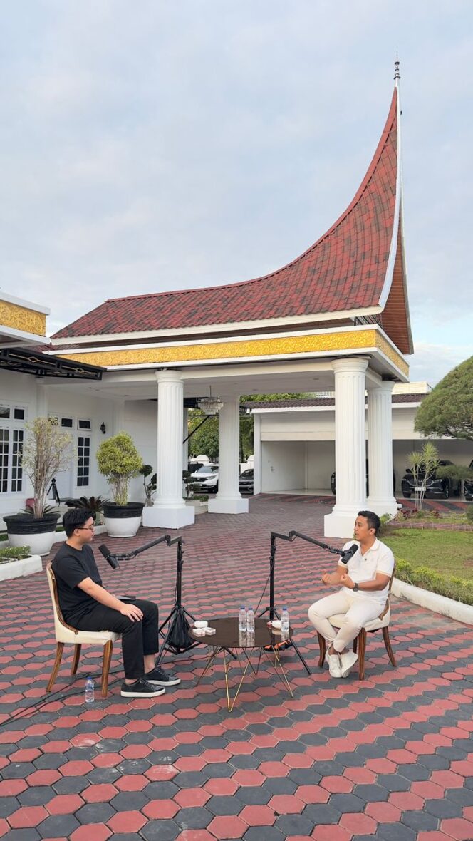 
					Wagub Sumbar Pamer Gonjong ke Raja Kripto