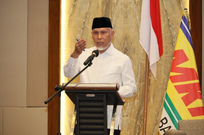 
					Gubernur Sumatera Barat, Mahyeldi Ansharullah, berdiskusi mengenai potensi EBT Sumbar dalam Forum Investasi 2025 di Padang.