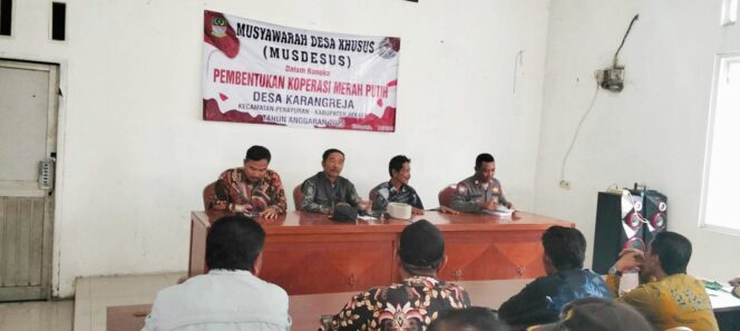 
					Kepala Desa Karangreja, H. Midi, memimpin rapat minggon membahas penertiban bangunan liar dan sinergi kemajuan desa.
