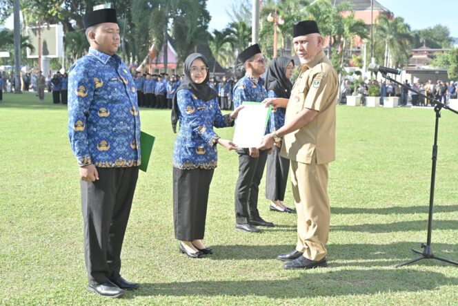 
					Gubernur Sumatera Barat, Mahyeldi Ansharullah, menyerahkan secara simbolis Surat Keputusan (SK) kepada perwakilan CPNS dan PPPK di halaman Kantor Gubernur, Selasa (27/5/2025), disaksikan ratusan ASN baru dengan penuh khidmat.