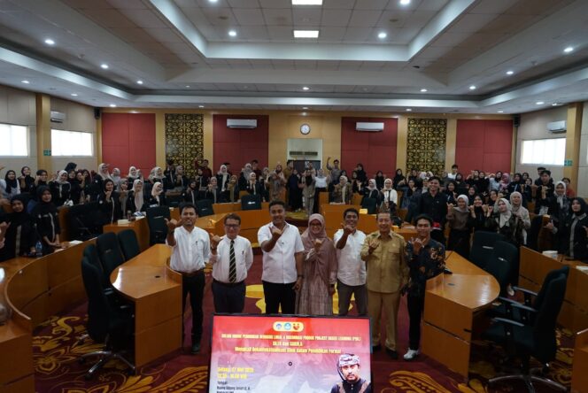 
					Wakil Gubernur Vasko Ruseimy (tengah) bersama jajaran pimpinan dan dosen UNP dalam kegiatan Kuliah Umum Pendidikan Berbasis Lokal di Ruang Sidang Senat UNP, Padang. Program ekstrakurikuler silek tradisi diharapkan menjadi bekal karakter generasi muda.