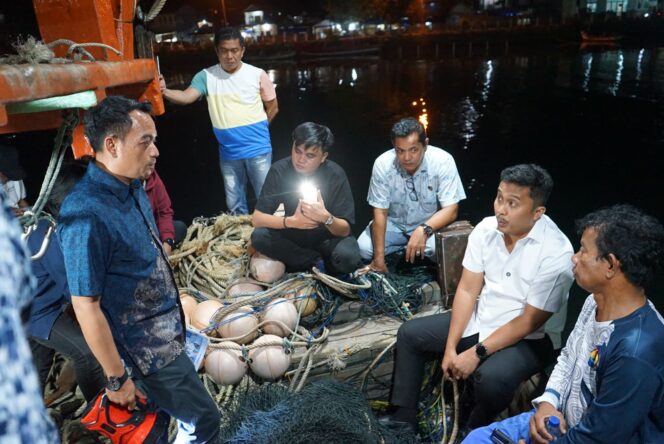 
					Wagub Vasko Ruseimy meninjau langsung kapal pukat harimau KM Dirga di Subdit Gakkum Ditpolairud Polda Sumbar, menunjukkan kerusakan terumbu karang akibat praktik ilegal.