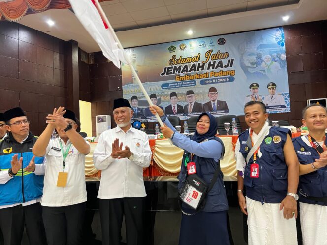 
					Gubernur Mahyeldi menyapa calon jemaah haji Kloter 14 di Asrama Haji Tabing.