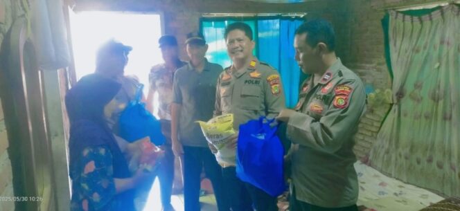 
					Kapolsek Pebayuran AKP Iing Suhaeri (kiri) bersama jajaran dan perangkat desa mengunjungi Bapak Misin, warga Desa Sumberurip, dalam kegiatan Jumat Berkah.