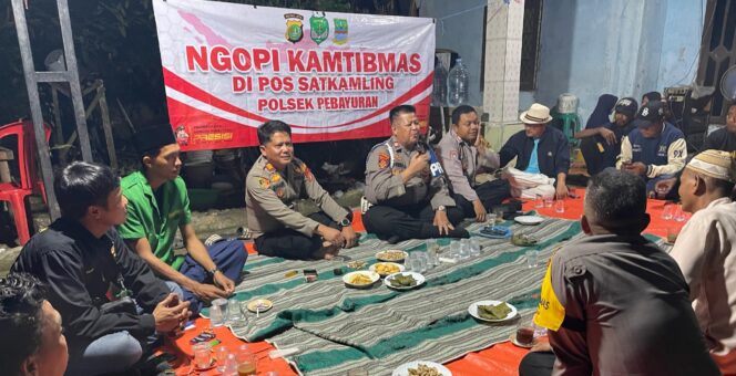 
					<em>Kapolsek Pebayuran AKP Iing Suhaeri berdiskusi santai bersama anggota Karang Taruna dan warga Desa Bantarjaya dalam acara Ngopi Kamtibmas.</em>