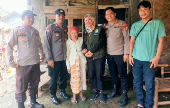 
					<em>Kapolsek Pebayuran, AKP Iing Suhaery (kanan), menyerahkan bantuan paket sembako kepada Nenek Tami (tengah), lansia berusia 120 tahun, di kediamannya di Kampung Kedung Lontong, Desa Bantarjaya, Kecamatan Pebayuran, Kabupaten Bekasi, Rabu (14/05/2025). Kegiatan sosial ini merupakan wujud kepedulian Polsek Pebayuran terhadap warga lanjut usia yang membutuhkan uluran tangan. Tampak hadir pula pekerja sosial masyarakat (PSM), aparatur desa, dan perwakilan karang taruna.</em>
