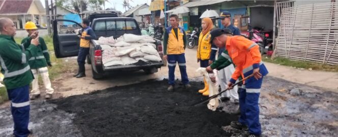 
					Tim Unit Reaksi Cepat (URC) Dinas DSDABMBK Kabupaten Bekasi melakukan survei dan penanganan awal jalan rusak di Kampung Pembetokan, Desa Sukamakmur, Kecamatan Sukakarya, setelah menerima aduan dari warga dan Pemerintah Desa melalui WhatsApp.