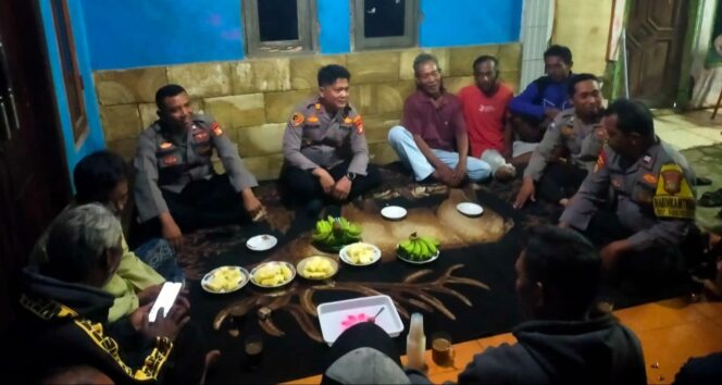 
					Kapolsek Pebayuran, AKP Iing Suhaery, S.H., didampingi Kanit Binmas Aiptu Triyono, berdialog hangat dengan warga Kampung Kedung Lotong, Desa Bantarjaya, Pebayuran, Bekasi, dalam kegiatan Ngopi Kamtibmas yang tetap ramai meski diguyur hujan, Jumat (17/5/2025).