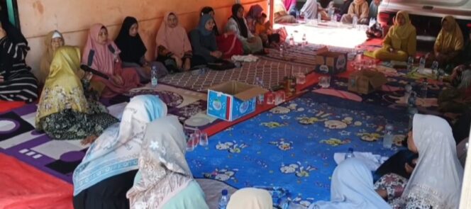
					Jamaah Majelis Taklim Nurul Falah dan warga Desa Sukaragam khusyuk memanjatkan doa bersama untuk keselamatan Polri dan keamanan wilayah.