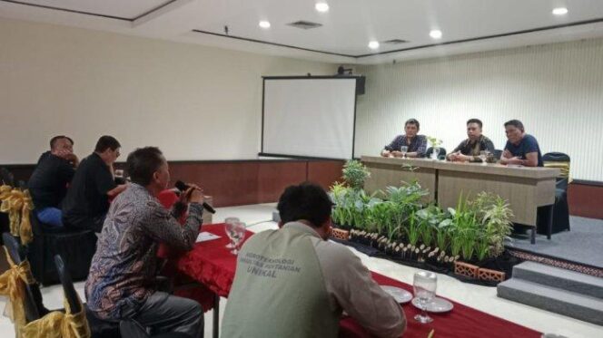 
					Perangkat desa antusias mengikuti pelatihan digitalisasi pengelolaan ketahanan pangan di Pekalongan, menandai era baru pemanfaatan teknologi untuk kemandirian lumbung pangan lokal.