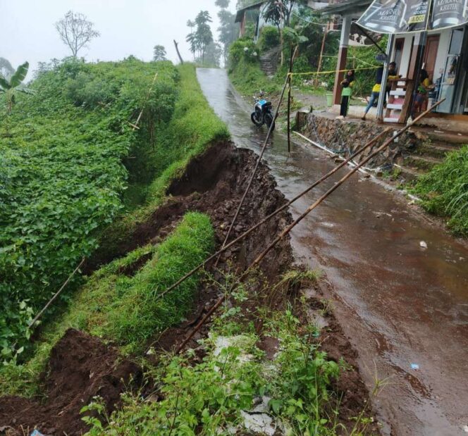 
					Kondisi bahu jalan Desa Cipada, Kecamatan Cisarua, Kabupaten Bandung Barat, yang ambles akibat longsor pada Jumat (23/5/2025), sehingga tidak dapat dilalui kendaraan roda empat.