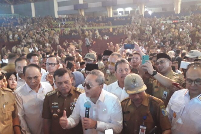 
					<em>Gubernur Jateng Ahmad Luthfi dan para menteri usai Peluncuran Percepatan Musyawarah Desa Khusus pembentukan Koperasi Desa Merah Putih bersama Kepala Desa se-Jateng di Holy Stadium, Kota Semarang, Selasa (6/5/2025).(Image courtesy:KOMPAS.COM)</em>