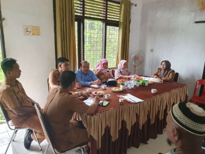 
					Suasana peninjauan lokasi KIG 2025 di Gampong Krueng Raya, Sabang, yang akan menjadi pusat informasi dan promosi UMKM lokal. (Image courtesy: RRI)