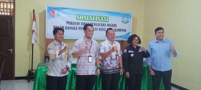 
					<em>Kepala Distrik Mandobo, Agustina Mote, menyampaikan apresiasinya terhadap sosialisasi Pengelolaan Dana Desa yang diadakan oleh Kejaksaan Negeri Merauke di Boven Digoel pada Jumat (9/5/2025). Sosialisasi ini diharapkan dapat meningkatkan pemahaman perangkat desa dalam mengelola dana desa secara efektif dan bertanggung jawab.</em>