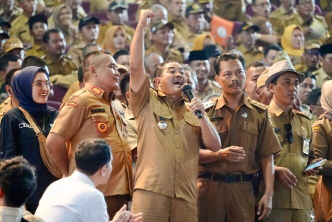 
					<em>Ribuan kepala desa dan lurah se-Jawa Tengah menghadiri dialog percepatan pembentukan Koperasi Merah Putih di Semarang.</em>