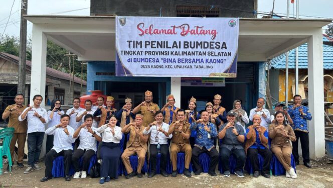 
					<em>Tim penilai Dinas PMD Kalsel saat melakukan penilaian lapangan ke salah satu BUMDesa nomine.</em>