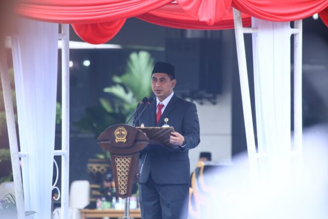 
					Wakil Gubernur Jawa Tengah Taj Yasin Maimoen memimpin upacara Harkitnas, menekankan pentingnya penguatan desa untuk kebangkitan nasional berkelanjutan.