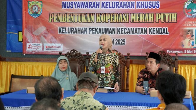 
					<em>Bupati Kendal, Dyah Kartika Permanasari, memberikan sambutan dalam Musyawarah Desa Khusus (Musdessus) pembentukan Koperasi Merah Putih di Kelurahan Pekauman, Kendal, Kamis (8/5/2025). Pembentukan koperasi ini menjadi langkah konkret Pemkab dalam memperkuat perekonomian tingkat desa dan kelurahan.</em>