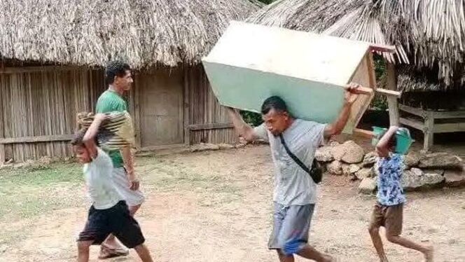 
					<em>Warga Desa Oeleu, Kecamatan Toianas, Timor Tengah Selatan (TTS), Nusa Tenggara Timur (NTT), berusaha menyelamatkan sisa-sisa barang berharga dari rumah mereka yang rusak tertimbun material longsor, Sabtu (10/5/2025). Bencana longsor yang terjadi pada Jumat (9/5/2025) malam akibat hujan deras berkepanjangan ini menyebabkan 55 rumah rusak dan memaksa puluhan keluarga mengungsi.</em>