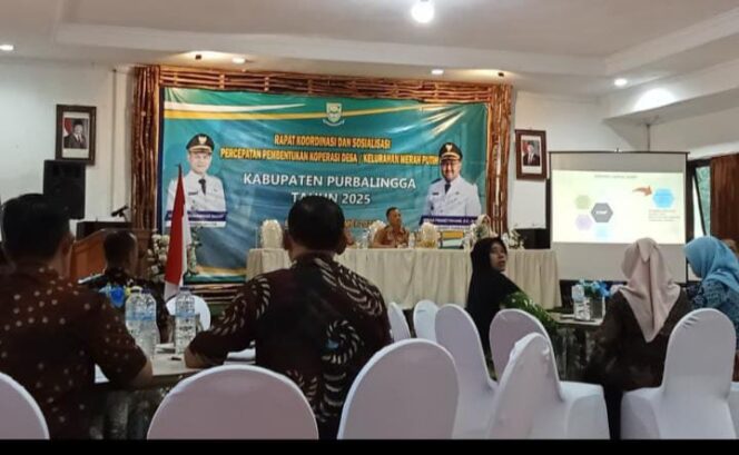 
					Kepala Dinpermasdes Purbalingga, Eni Sosiatman, saat memberikan arahan terkait percepatan pembentukan Koperasi Desa Merah Putih.