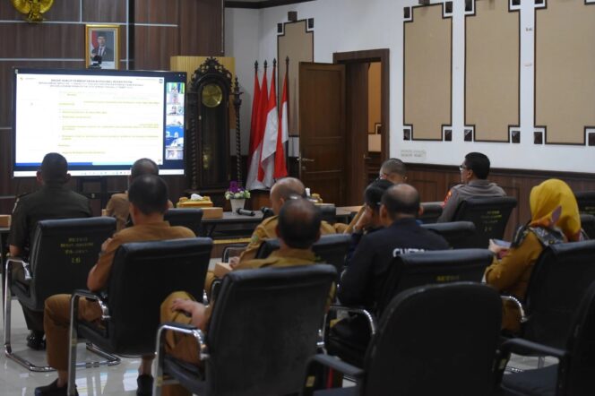 
					Suasana rapat koordinasi daring yang membahas percepatan pembentukan Koperasi Merah Putih.