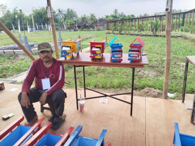 
					<em>Kakek Riyono (61), pengrajin mainan kayu asal Borobudur, memamerkan dan menjual hasil karyanya yang unik dan dibuat secara manual di Festival Suadesa 2025, Balkondes Gasblock PGN Karangrejo. Mainan truk kayu menjadi salah satu produk yang banyak diminati pengunjung.</em>